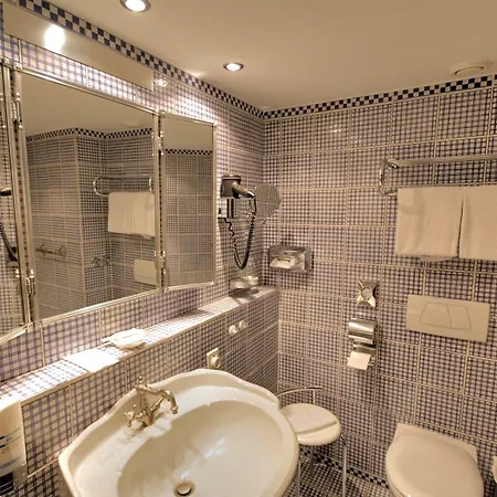 Obere Linde فندق 4*