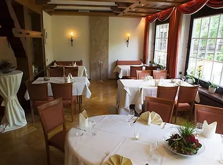 Obere Linde فندق 4*